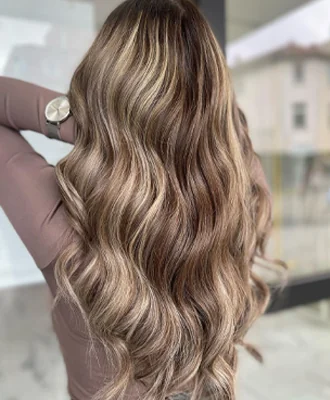 Gewelltes Haar mit Balayage-Farbverlauf